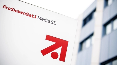 Das Logo und der Schriftzug der „ProSiebenSat.1 Media SE“ im bayerischen Gewerbegebiet Unterföhring vor einem Gebäude des Unternehmens. (Foto: Matthias Balk/dpa)