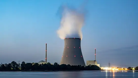 Wasserdampf steigt aus dem Kühltum vom Atomkraftwerk (AKW) Isar 2. (Foto: Armin Weigel/dpa/Archivbild)