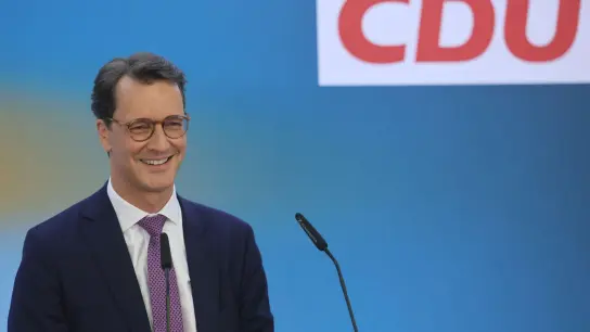 Der bisherige NRW-Ministerpräsident und CDU-Spitzenkandidat für die Landtagswahl in Nordrhein-Westfalen, Hendrik Wüst, steht bei der Wahlparty seiner Partei auf der Bühne. (Foto: Oliver Berg/dpa)