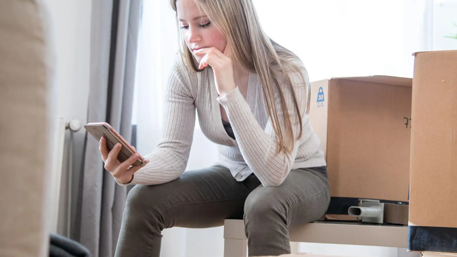 Zwischen gepackten Kartons und neuen Möglichkeiten: Wer für den Beruf umzieht, sollte alle Aspekte sorgfältig abwägen. (Foto: Christin Klose/dpa-tmn)