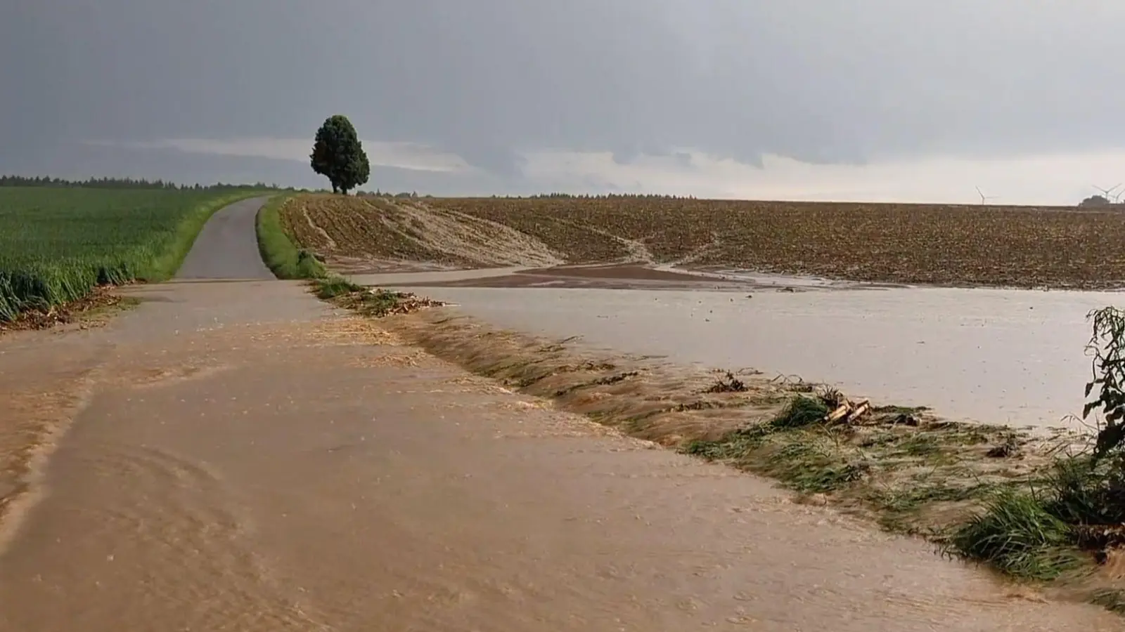 Im ganzen Land sind Einsatzkräfte wegen der Unwetter ausgerückt. (Foto: Simon Zeiher/onw-images/dpa)