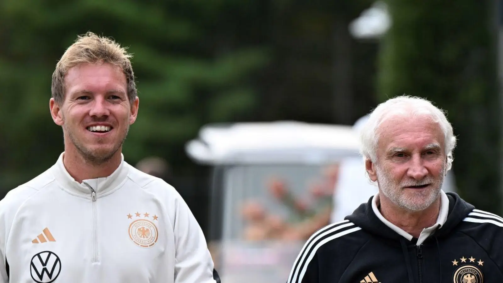 Bundestrainer Julian Nagelsmann (l) und DFB-Sportdirektor Rudi Völler. (Foto: Federico Gambarini/dpa)