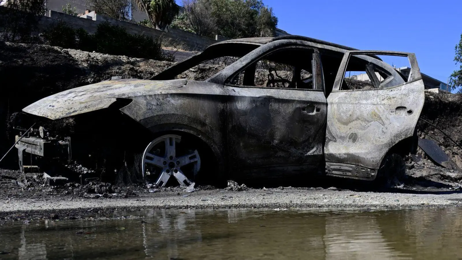 Die Brände haben hohe Schäden verursacht - Häuser und Autos verbrannten. (Foto: Michael Varaklas/AP/dpa)