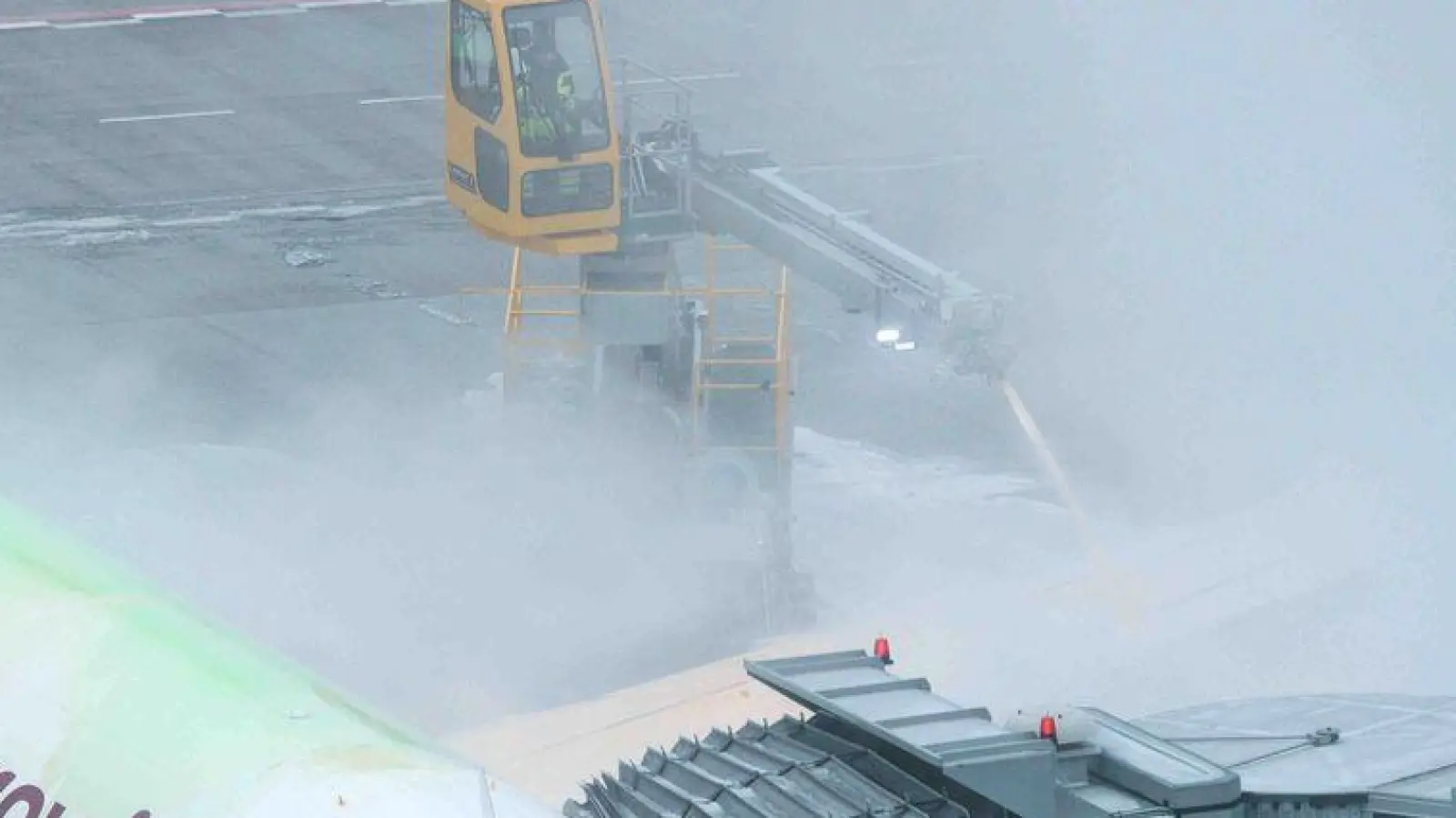 Aufgrund der Witterungen dauert das Enteisen der Maschinen derzeit noch deutlich länger als sonst. (Foto: Carsten Koall/dpa)