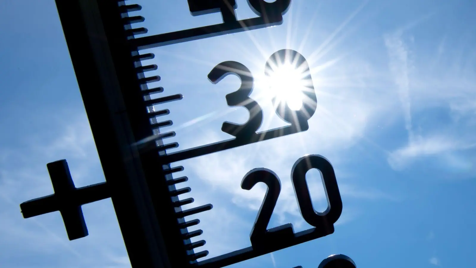 Der Deutsche Wetterdienst rät den Menschen, sich an kühlen Orten aufzuhalten. (Symbolbild) (Foto: Sven Hoppe/dpa)