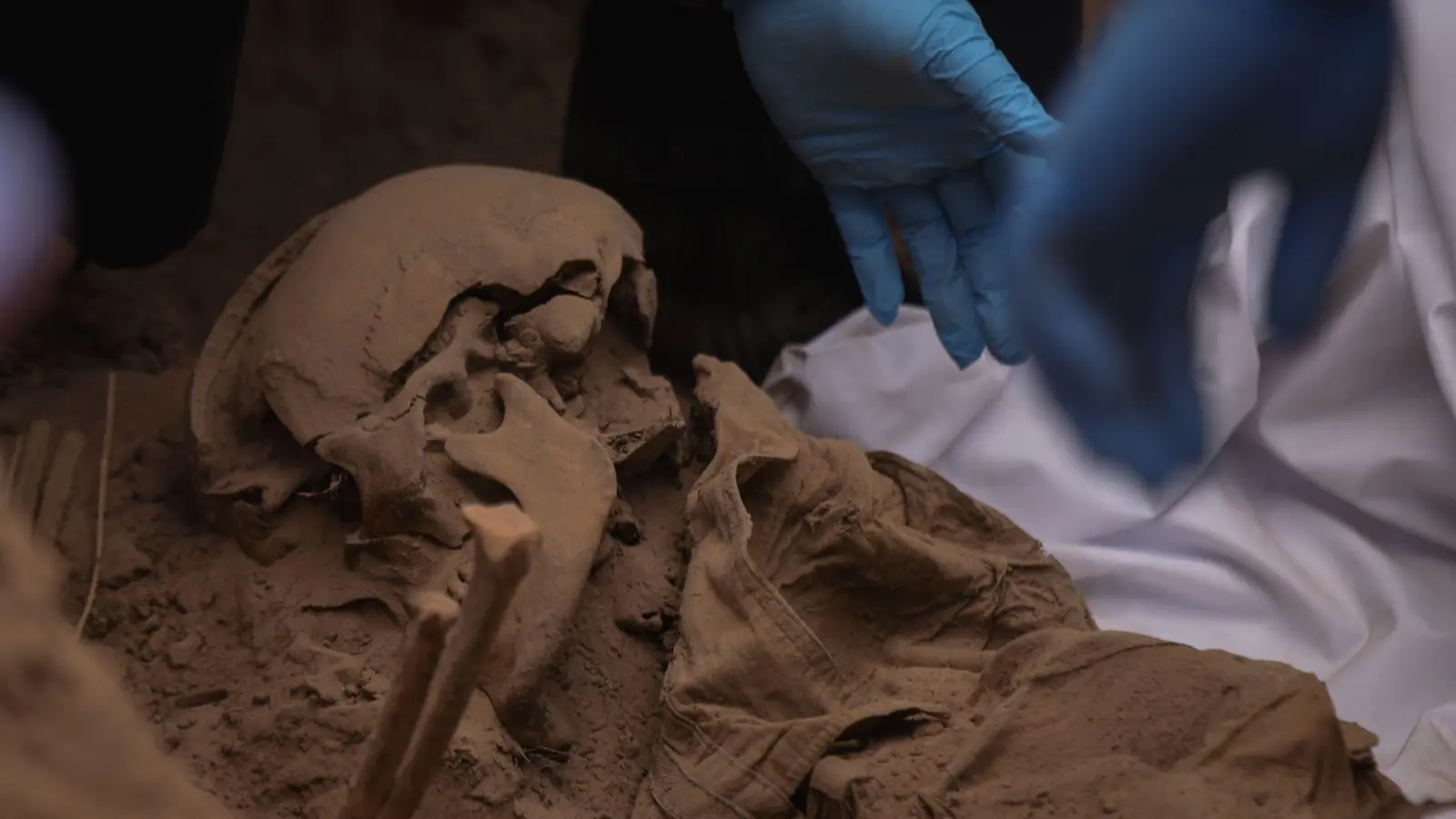 In dem Massengrab wurden 32 Leichen entdeckt. (Symbolbild) (Foto: Daniel Resendiz/dpa)