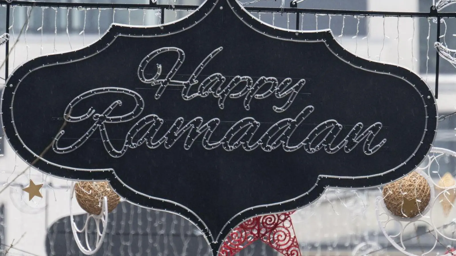Frankfurt hat die Beleuchtung anlässlich des bevorstehenden Ramadan aufhängen lassen. (Foto: Boris Roessler/dpa)
