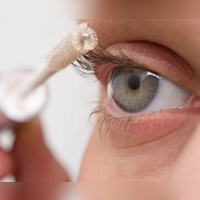 Starke Wirkung: Bestimmte Hormonwirkstoffe in Wimmernseren regen das Wimpernwachstum besonders an, bergen aber Risiken. (Foto: Andrea Warnecke/dpa-tmn)