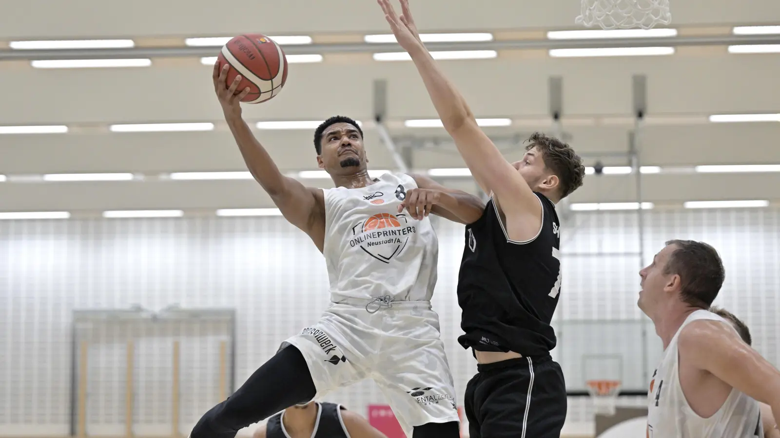 Neustadts Aaron Lachner (links, beim Saisonauftakt gegen den Schwabinger Jeremy Kolev) war mit 25 Punkten Topscorer bei der 75:89-Niederlage in Nördlingen. (Foto: Martin Rügner)