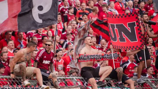 Die Fans des 1. FC Nürnberg wurden irrtümlich direkt vor die Kabine gebracht. (Foto: Marius Becker/dpa)