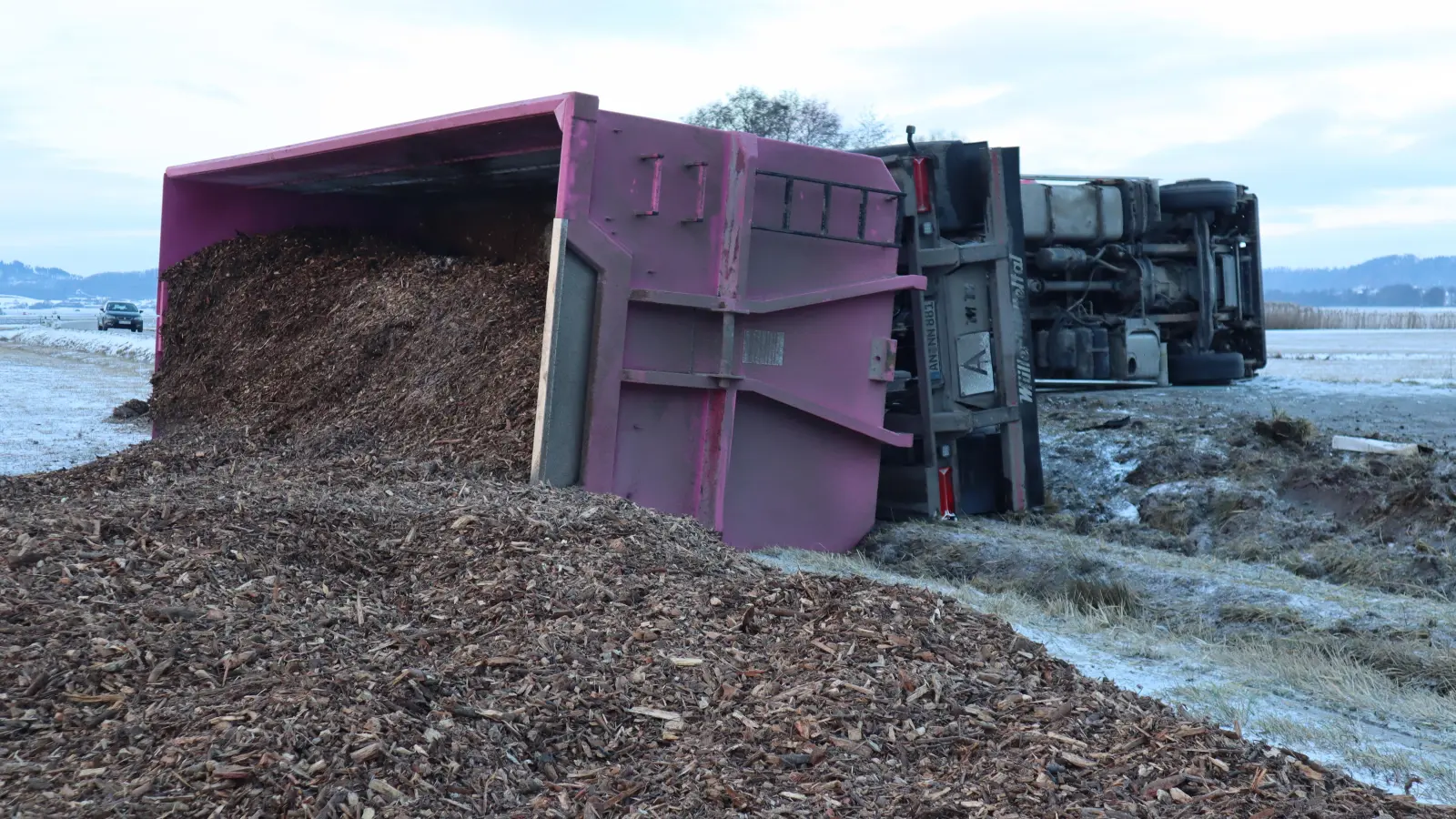 Die Straße zwischen Erlbach und Brunst bei Leutershausen im Landkreis Ansbach war am Montag blockiert. (Foto: Gudrun Bayer)