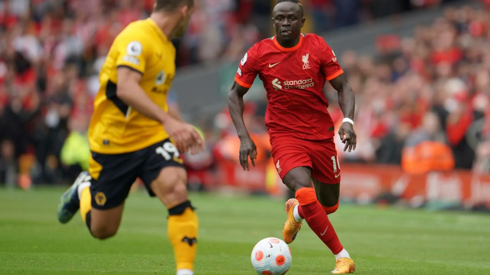 Liverpools Sadio Mané (r) lässt seine Zukunft noch offen. (Foto: Jon Super/AP/dpa)