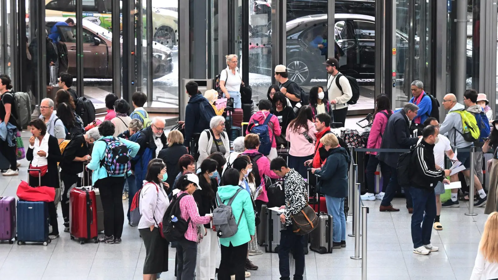 Reger Andrang herrscht zum Ferienstart am Münchner Flughafen (Foto: Felix Hörhager/dpa)