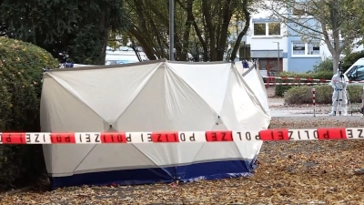 Ein maskierter Mann hat auf eine Frau eingestochen, als sie ihr Wohnhaus in Bremen verließ. Auch ihr Sohn wurde verletzt. (Foto: Kai Moorschlatt/dpa)