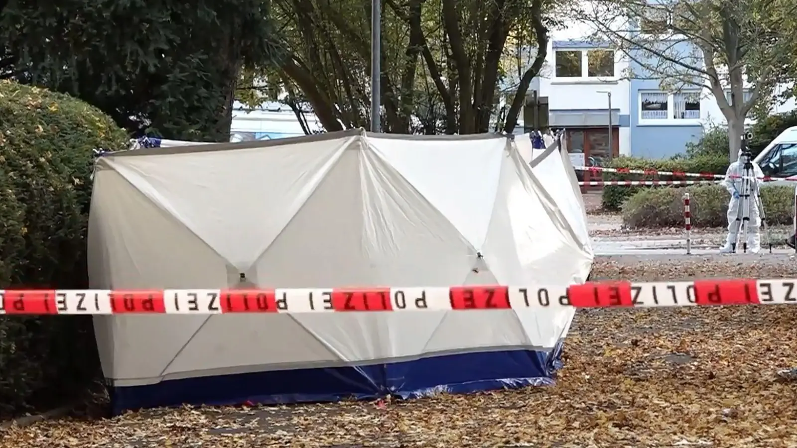 Ein maskierter Mann hat auf eine Frau eingestochen, als sie ihr Wohnhaus in Bremen verließ. Auch ihr Sohn wurde verletzt. (Foto: Kai Moorschlatt/dpa)