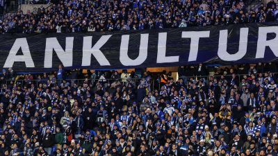 Fußball-Anhänger wie hier in Berlin fürchten um den Erhalt ihrer Fankultur. (Foto: Andreas Gora/dpa)