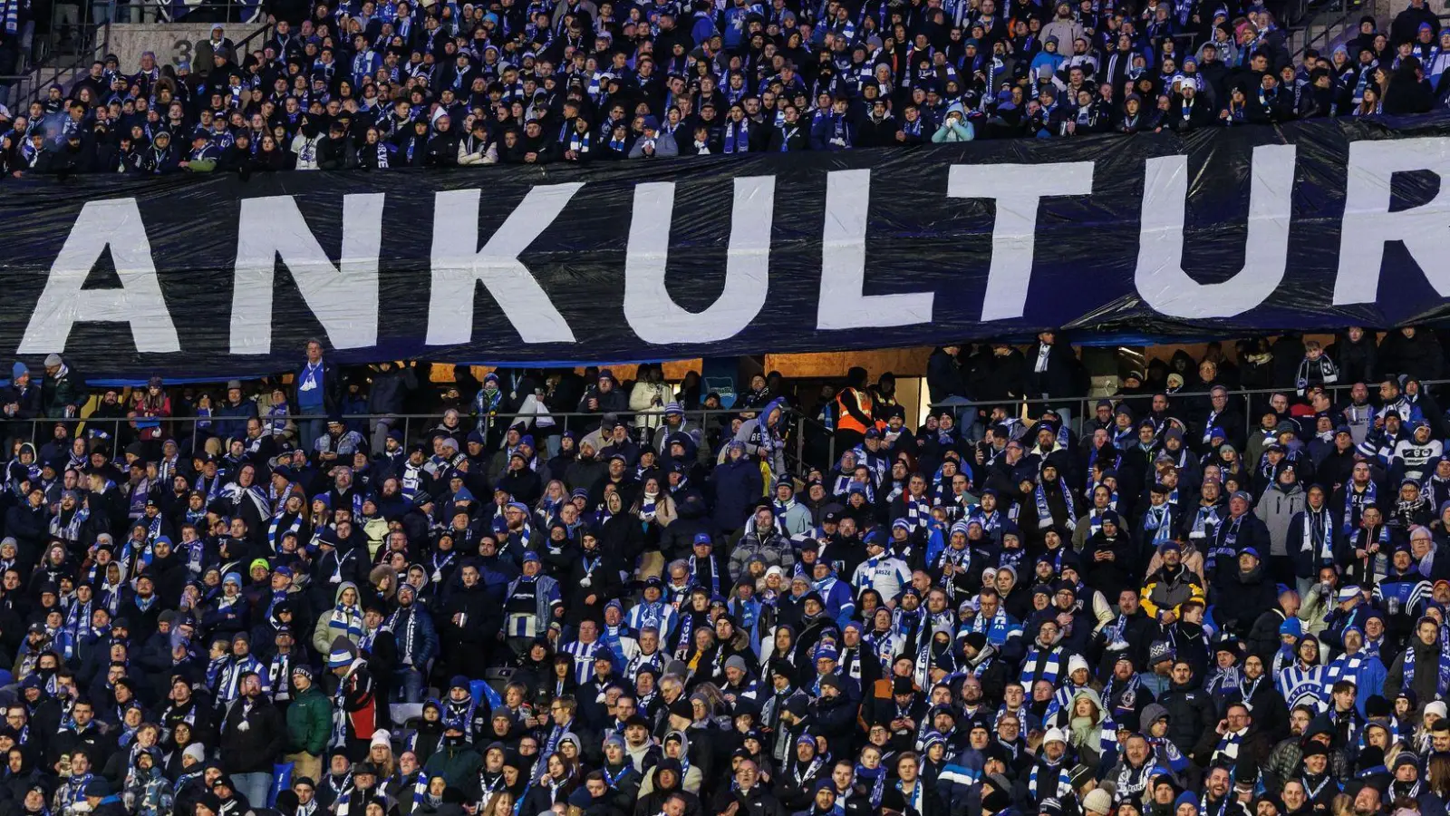 Fußball-Anhänger wie hier in Berlin fürchten um den Erhalt ihrer Fankultur. (Foto: Andreas Gora/dpa)