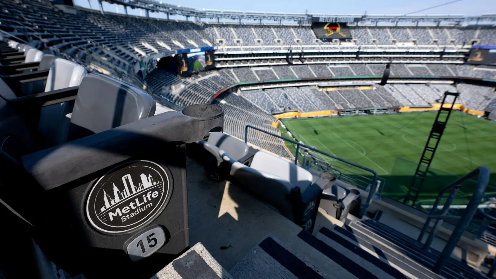 Teure Anreise: Für die Fans werden die Fahrten ins WM-Stadion in New Jersey teuer. (Archivbild) (Foto: Sven Hoppe/dpa)