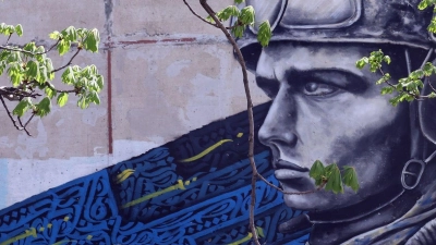 Ein Graffiti auf der Wand eines Wohnblocks zeigt einen ukrainischen Soldaten. Die Ukraine ist angesichts des russischen Angriffskrieges auf Waffenhilfe aus dem Westen angewiesen. (Foto: --/https://photonew.ukrinform.com/ Ukrinform/dpa)