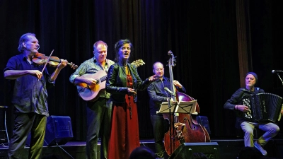 Riss das Kammer-Publikum mit: die Band Foaie Verde, Felix Borel (Geige), Frank Wekenmann (Gitarre); Sebastian Schuster (Kontrabass), Jordan Djevic (Akkordeon) und Katalin Horvath (Gesang). (Foto: Elke Walter)
