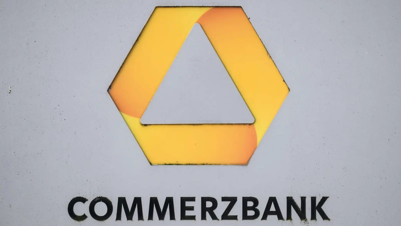 Die Commerzbank will nach zwei profitablen Jahren in Folge zurück in den Dax. (Foto: Robert Michael/dpa)