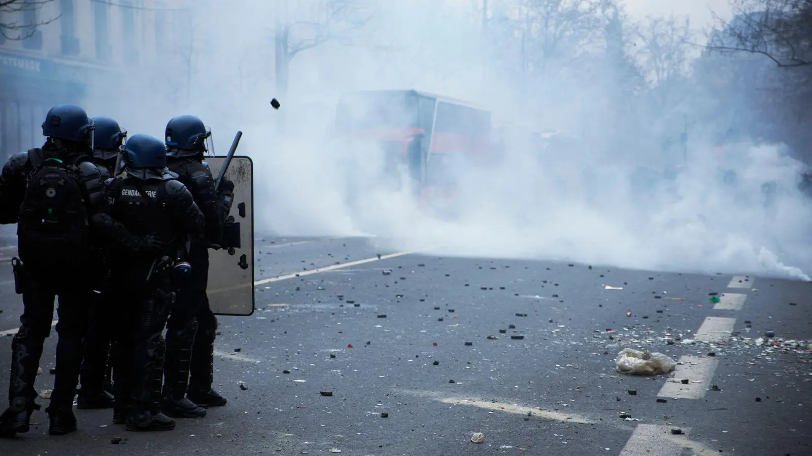 Die Polizei setzt in Paris Tränengas gegen Demonstranten ein. (Foto: Remon Haazen/ZUMA Press Wire/dpa)