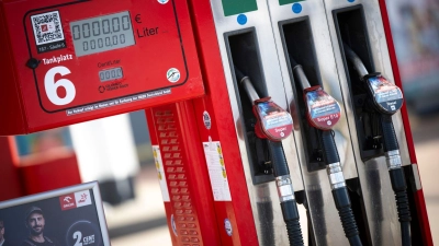Seit Mittwoch dürfen die Spritpreise an den Tankstellen nur noch einmal täglich um 12 Uhr mittags erhöht werden. (Archivbild) (Foto: Philip Dulian/dpa)