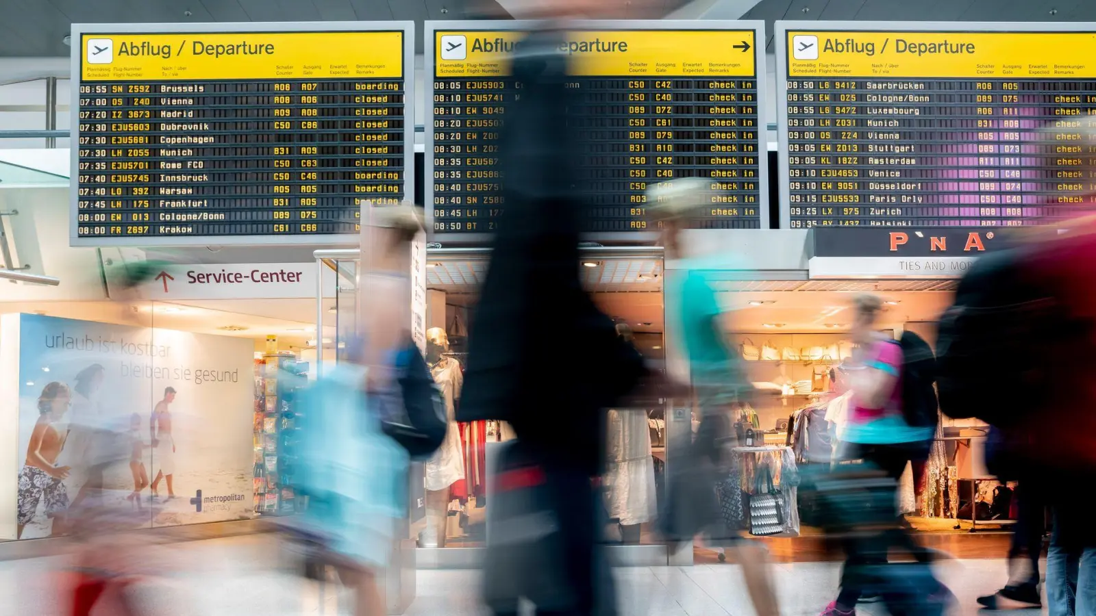 Flug verpasst: Wer bei der Anreise zum Flughafen kein ausreichendes Sicherheitspolster einrechnet, muss damit rechnen, dass auch eine abgeschlossene Reiserücktrittsversicherung die entstandenen Mehrkosten nicht trägt. (Foto: Christoph Soeder/dpa/dpa-tmn)