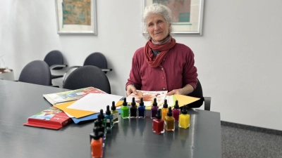 Sy Geis ist Hospizbegleiterin und bringt den Kunstkoffer zu ihren Patientinnen und Patienten und damit Farben, Beweglichkeit und Impulse in die Pflegeheime und Krankenzimmer. (Foto: Irmeli Pohl)