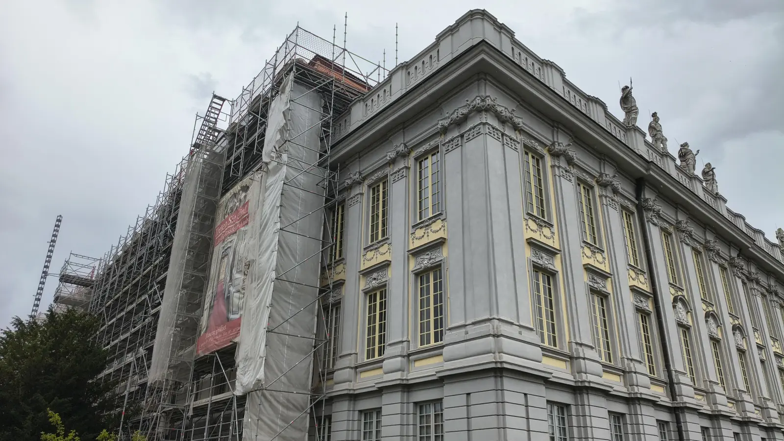 Die Sanierung des Ansbacher Schlosses verteuert sich um fast vier Millionen Euro. Die Hauptfassade zur Promenade ist fertiggestellt, auf der Südwestseite laufen noch die letzten Arbeiten. (Foto: Robert Maurer)