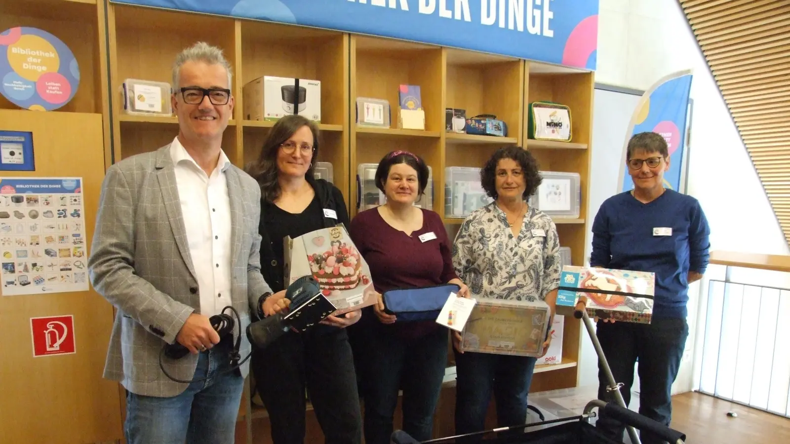 Gegenstände aus den Bereichen Spiel, Sport, Freizeit, Basteln, Handwerken, Küche und Haushalt sind in der neuen Bibliothek der Dinge in der Stadtbücherei Feuchtwangen zu finden. Einige davon präsentieren hier (von links) Bürgermeister Patrick Ruh und das Team mit Leiterin Kati Voltz, Dorothee Henniger, Petra Ruck und Sandra Hartnagel. (Foto: Jasmin Kiendl)