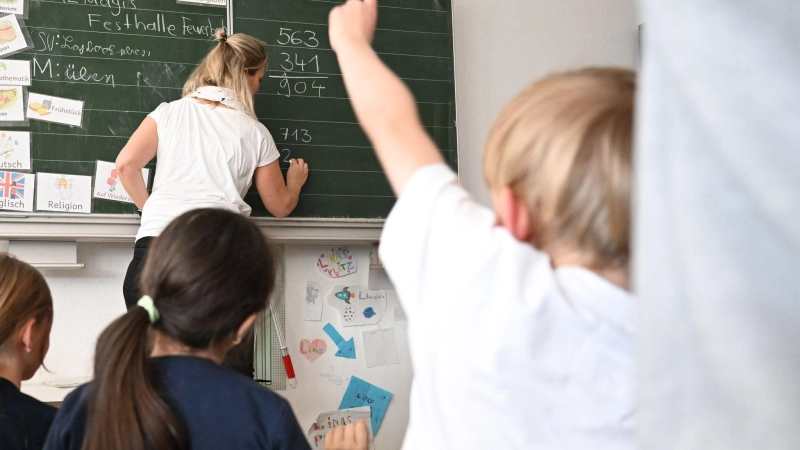 Für Grundschulkinder sehen Wissenschaftler erhebliche Risiken bei der Nutzung sozialer Medien. (Archivbild)  (Foto: Bernd Weißbrod/dpa)