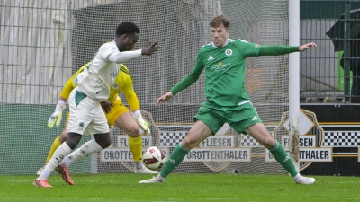 Wegen einer Muskelverletzung fehlt Matthias Hahn (rechts) den Ansbachern. Links Jason Osei Tutu von der SpVgg Greuther Fürth II. (Foto: Martin Rügner)