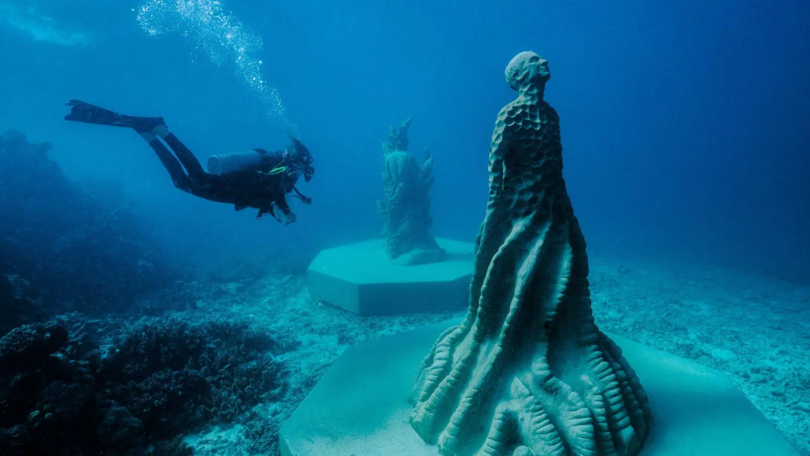 Die neuen Skulpturen des Künstlers Jason deCaires Taylor wurden im Mai unter Wasser aufgestellt - nun wurde die Ausstellung „Ocean Sentinels“ offiziell eröffnet, sodass Urlauber zu ihnen abtauchen können. (Foto: Jason-deCaires-Taylor/TEQ/dpa-tmn)