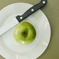 Wie lässt sich ein Apfel schnell und einfach in Spalten teilen? (Foto: Christin Klose/dpa-tmn)