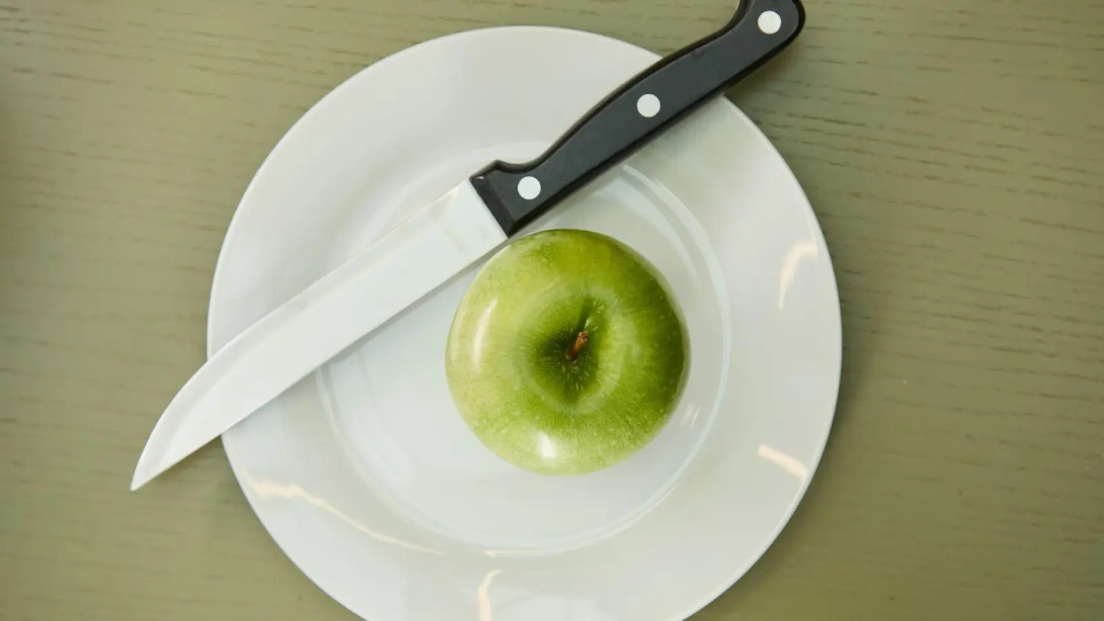 Wie lässt sich ein Apfel schnell und einfach in Spalten teilen? (Foto: Christin Klose/dpa-tmn)