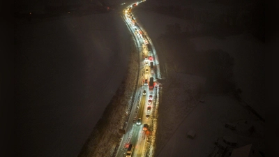 Bei Vlotho in NRW: Lastwagen schafften eine Steigung nicht, es hat sich ein Stau gebildet. (Foto: Christoph Reichwein/dpa)