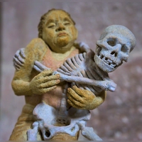 „Tod als Ringer”, eine Plastik aus dem Totentanz-Zyklus von Angela Eberhard. (Foto: René Chlopotowski)