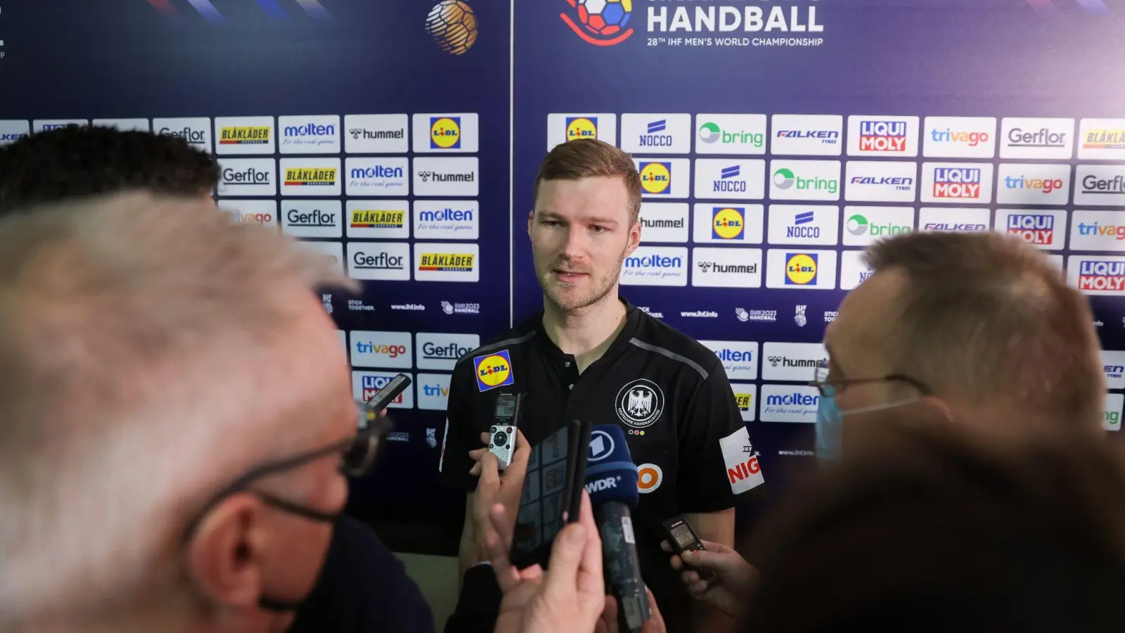 Handball-Nationalspieler Philipp Weber beim Interview. (Foto: Jan Woitas/dpa)