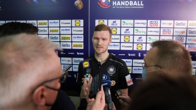 Handball-Nationalspieler Philipp Weber beim Interview. (Foto: Jan Woitas/dpa)