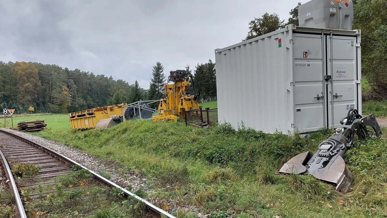 An der Zenngrundbahn zwischen Markt Erlbach und Siegelsdorf (RB 12) werden Bahnübergänge erneuert. <br>Bagger, Schotter, Schwellen und anderes Material liegen bereit. Doch dadurch sollen die Einschränkungen im Zugverkehr angeblich nichts zu tun haben. (Foto: Heinz Wraneschitz )