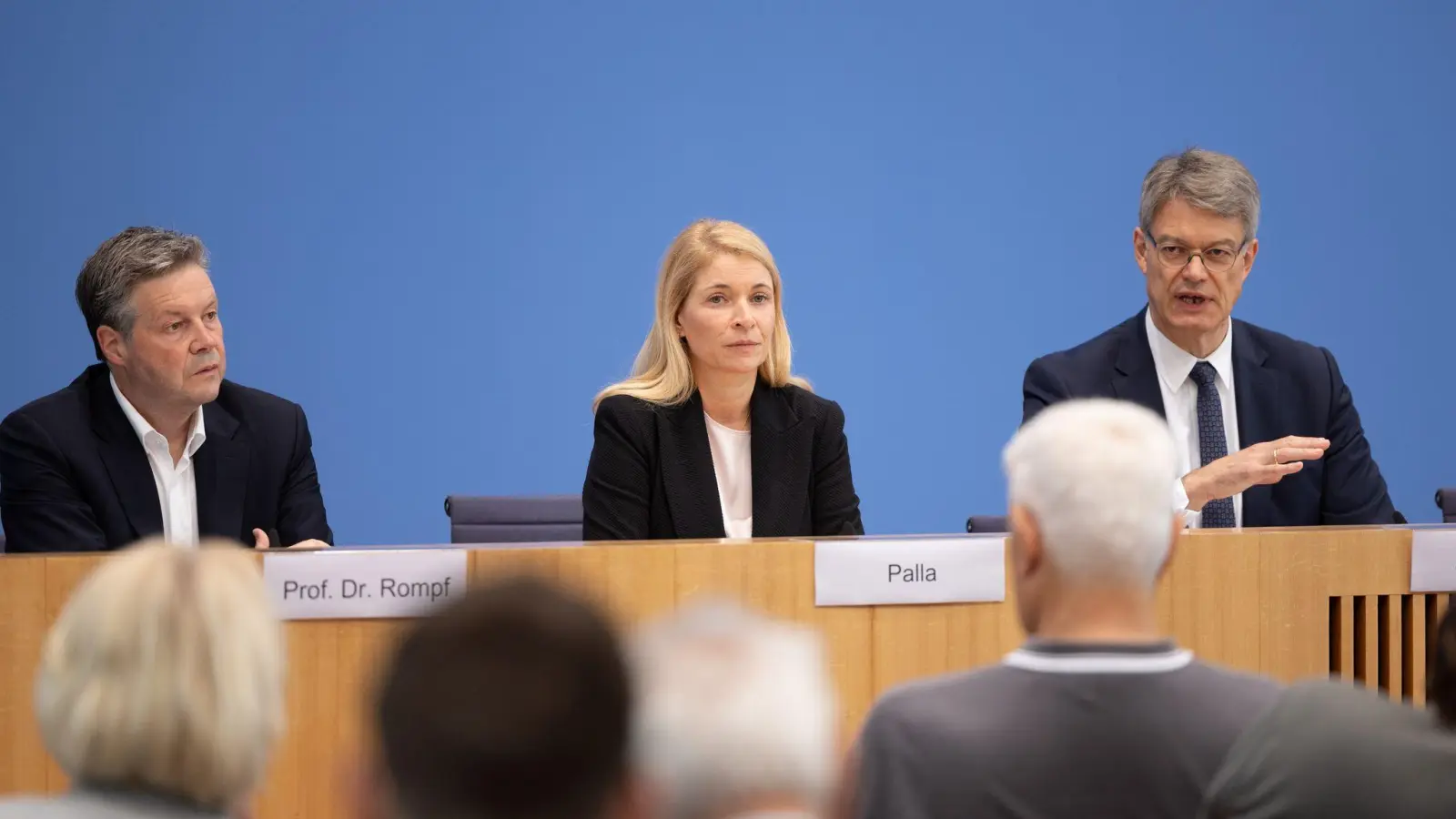 Sie wollten Zuversicht verbreiten, doch der Neustart ist erst einmal ausgebremst worden. Die Eisenbahn- und Verkehrsgewerkschaft wehrt sich gegen die Berufung von Dirk Rompf (l) als Infrastruktur-Chef.  (Foto: Andreas Gora/dpa)