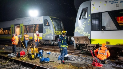Die Ermittlungen zur Ursache des Zugunfalls begannen noch am Abend. (Foto: Daniel Vogl/dpa)