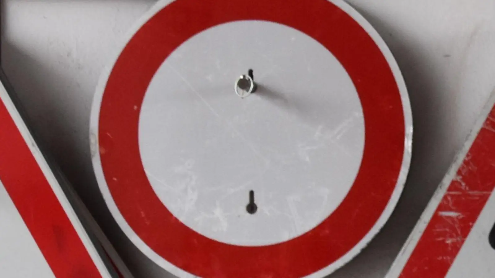 „Durchfahrt verboten” heißt es ab Montag auf der Staatsstraße 2245. (Foto: Andreas Reum)