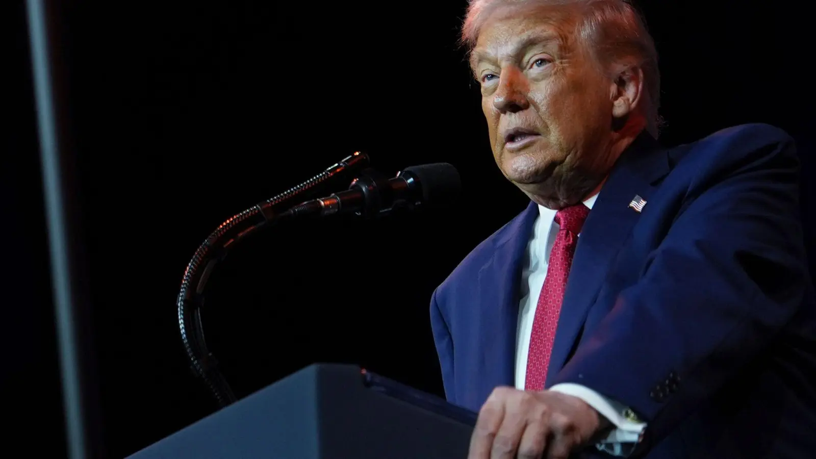 Trump kündigt Ölkauf an.  (Foto: Evan Vucci/AP/dpa)