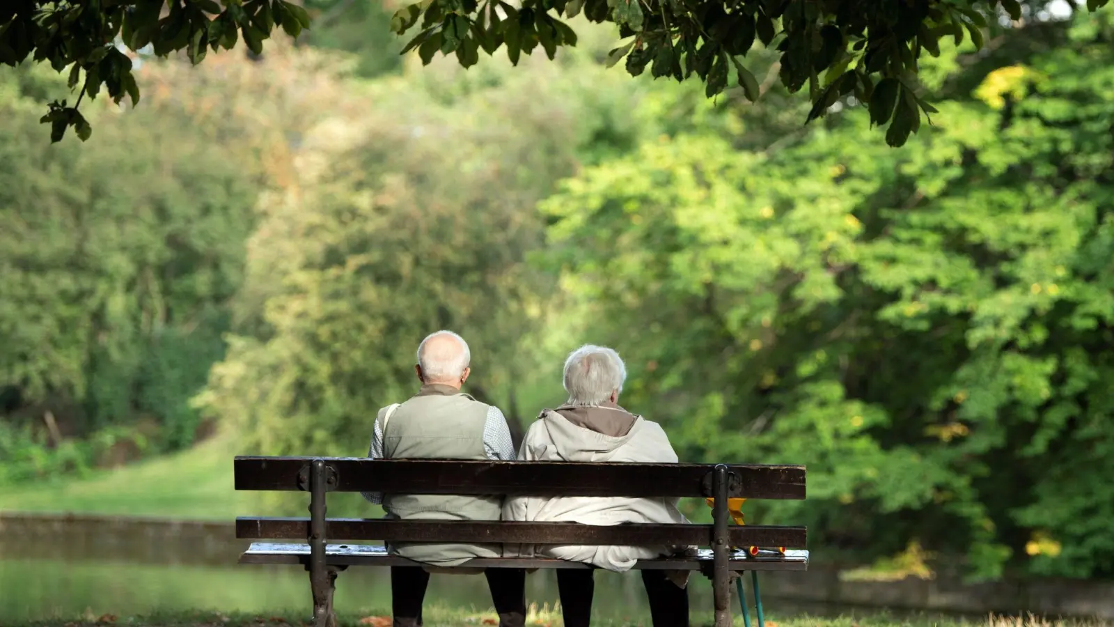 Zwei Rentner sitzen auf einer Bank. (Foto: Sebastian Kahnert/dpa-Zentralbild/dpa)