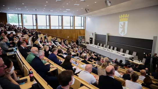 Bei der Verhandlung des Verfassungsgerichts zu den Berliner Wahlen ist der Hörsaal der Freien Universität gut gefüllt. (Foto: Annette Riedl/dpa)