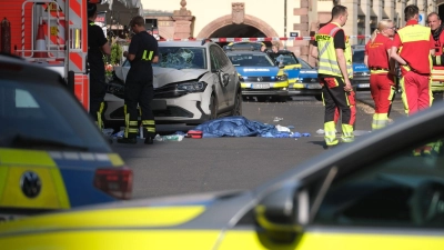 In Leipzig ist ein Auto in mehrere Menschen gefahren. (Foto: Sebastian Willnow/dpa)