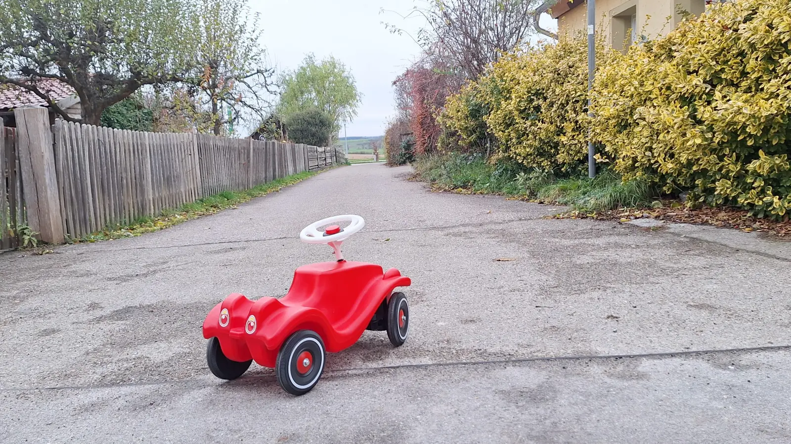 Der Weg in ein neues Leben ist für Khushali S. und ihren Sohn kein leichter. Weil sie nun alleinerziehend ist, verdient die Mutter weniger Geld. Spielzeug und Kleidung kann sie sich kaum leisten. (Foto: Daniela Ramsauer)