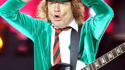 AC/DC-Leadgitarrist Angus Young gestikuliert beim Konzert von AC/DC in der Red Bull Arena. (Foto: Jan Woitas/dpa-Zentralbild/dpa/Archivbild)